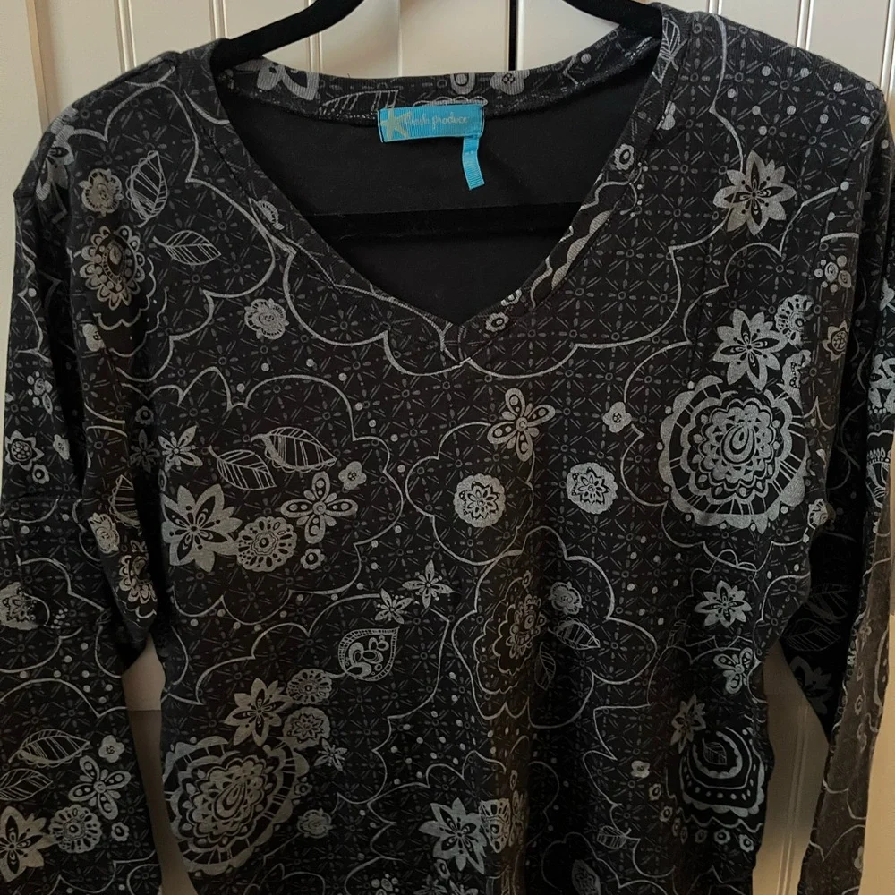 fresh produce Black V-Neck Tee & Black Floral-Pattern Top XL - Picture 4 of 8
